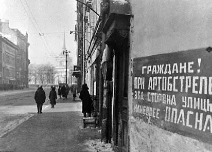 Табличка на доме Граждане При артобстреле эта сторона улицы наиболее - фото 70