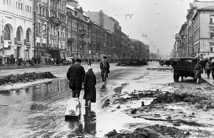 Люди на Невском проспекте в дни блокады Апрель 42 РИА Новости Приказом - фото 72