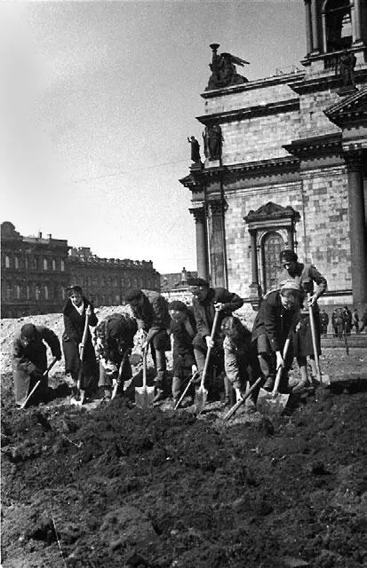 Ленинградцы разбивают военный огород возле Исаакиевского собора 1942 г - фото 73