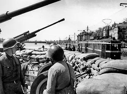 Зенитная установка на ленинградской улице 1942 г Можно расценить ответ - фото 75
