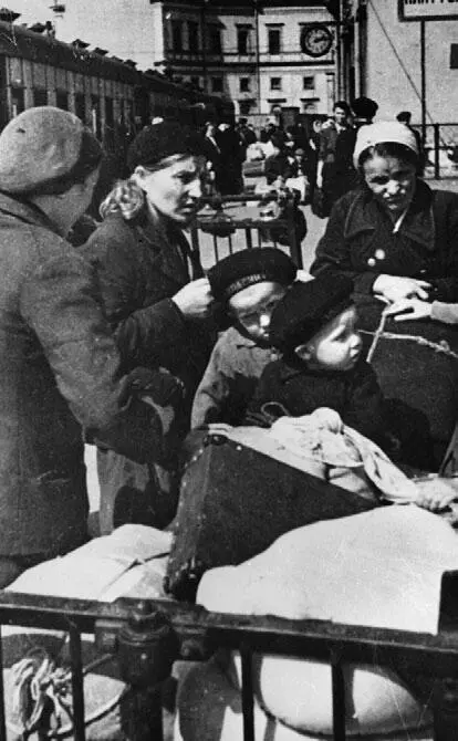 Эвакуация детей из блокадного Ленинграда 1942 г РИА Новости 16 июля - фото 77