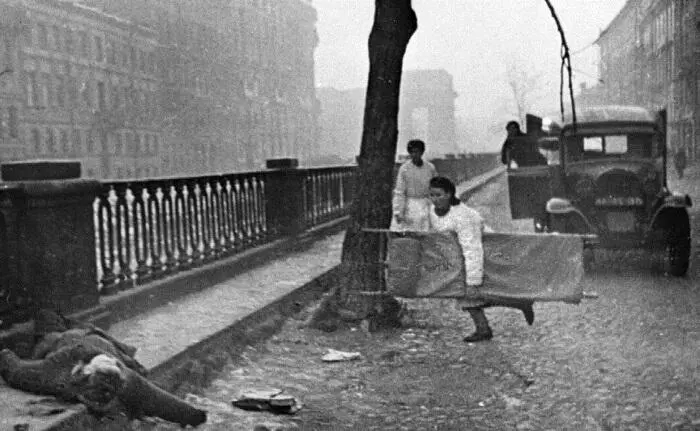 Медсестра с носилками подбегает к раненому Август 1942 г РИА Новости 1 - фото 78