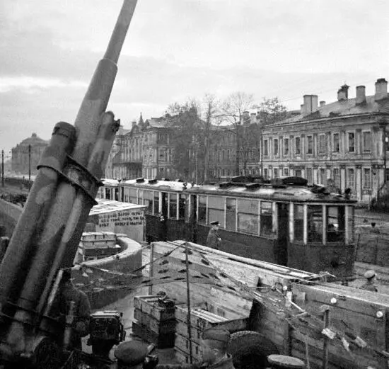 Зенитная установка и трамвай 12 на улицах города Ленинград октябрь 1942 г - фото 80