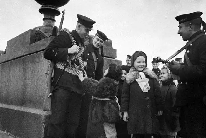 Советские моряки общаются с детьми на набережной реки Невы в дни блокады - фото 81