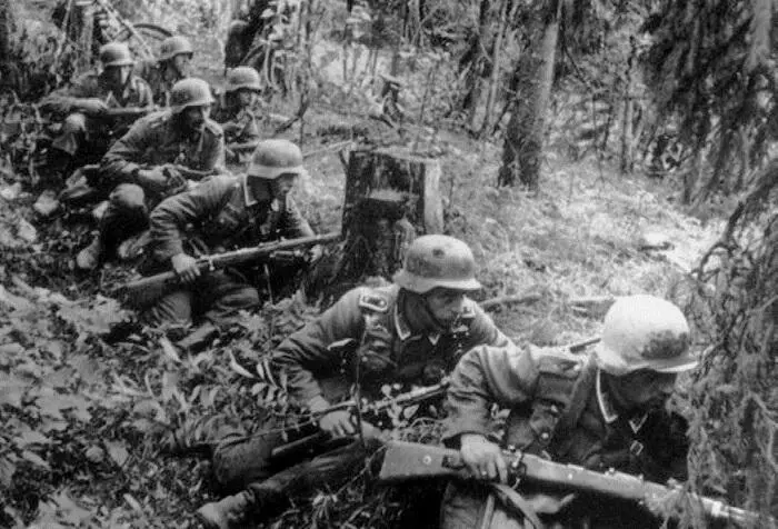 Немецкая пехота в лесах под Ленинградом 1942 г Препятствия не испугали - фото 85