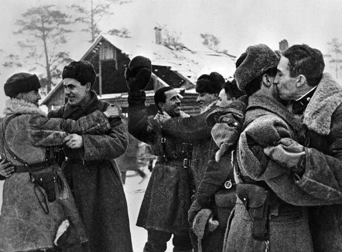 Бойцы Ленинградского и Волховского фронтов празднуют прорыв блокады Ленинграда - фото 87