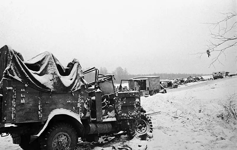 Военная техника брошенная фашистами при отступлении на Волоколамском шоссе под - фото 36