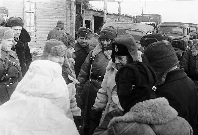 Глава английской военной миссии в Москве Макферлан общается с солдатами - фото 42