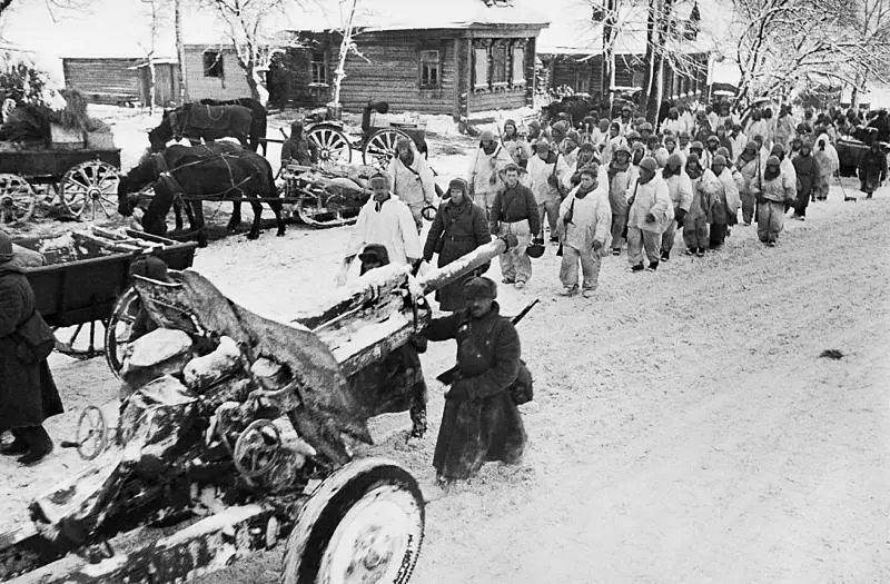 Советские войска идут по улице освобожденной деревни Зима 1941 г - фото 37