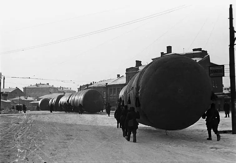 Военные несут баллоны с газом для аэростатов заграждения 1941 г 8 ноября - фото 27