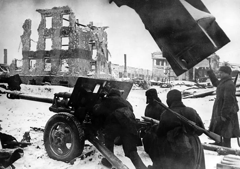 Советские артиллеристы ведут огонь по врагу 1942 г Газета Правда - фото 40