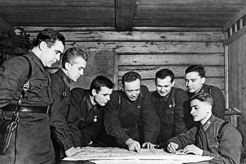 Командиры полка 8й стрелковой дивизии им Панфилова обсуждают план военных - фото 31