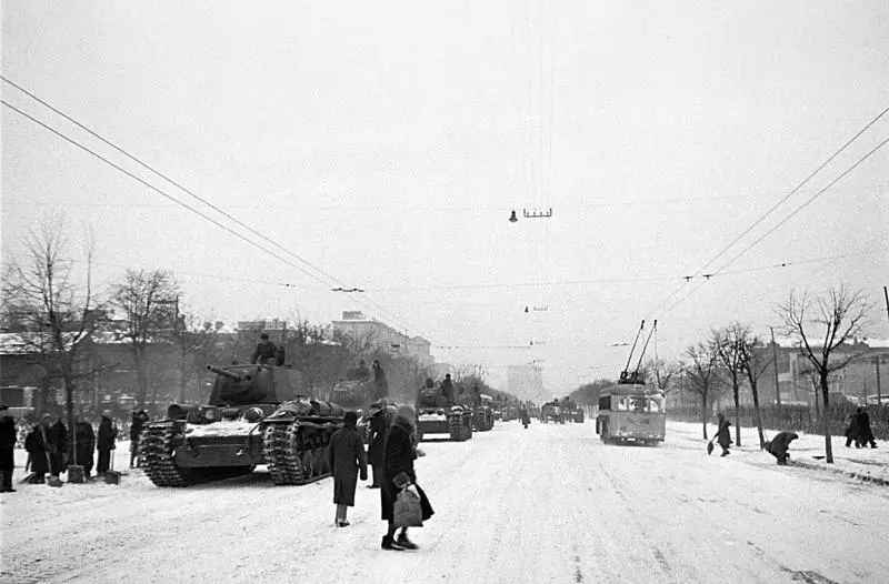 На улицах Москвы Ноябрь 1941 г Адольф Гитлер в своей речи в день - фото 29