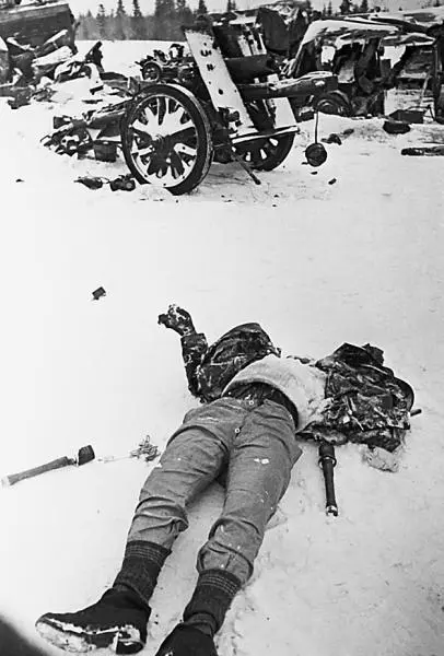 Труп немецкого солдата 1 декабря 1941 г Началась 616 декабря 1941 года - фото 35