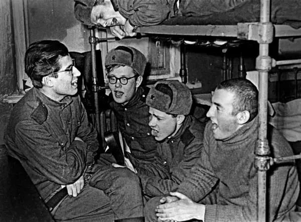 Военный лагерь зима 1959 г Поют сидя А Жолковский Ю Щеглов Ф Дрейзин В - фото 6