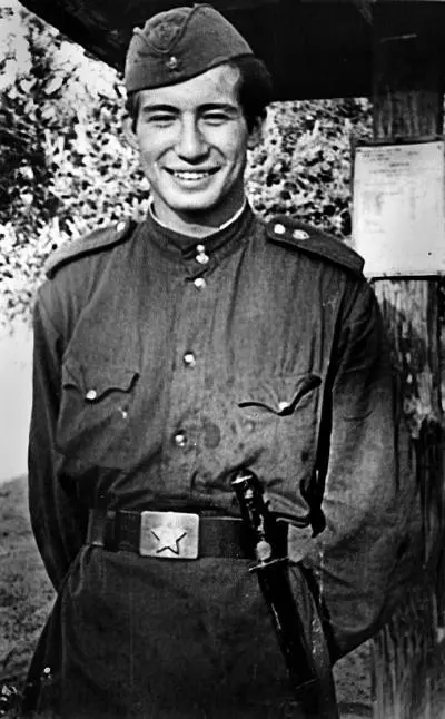Военный лагерь лето 1958 г Я дневальный под грибком Но этим дело не - фото 8