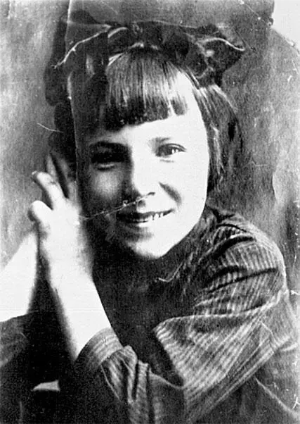 Лиля Литвяк в детстве Ок 1925 г Из коллекции Музея боевой славы при - фото 4