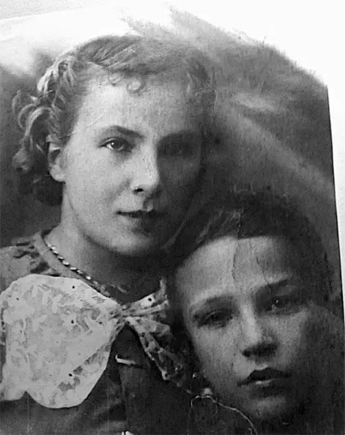 Лиля Литвяк с братом Юрой Москва 1938 г Из коллекции Музея боевой славы при - фото 5