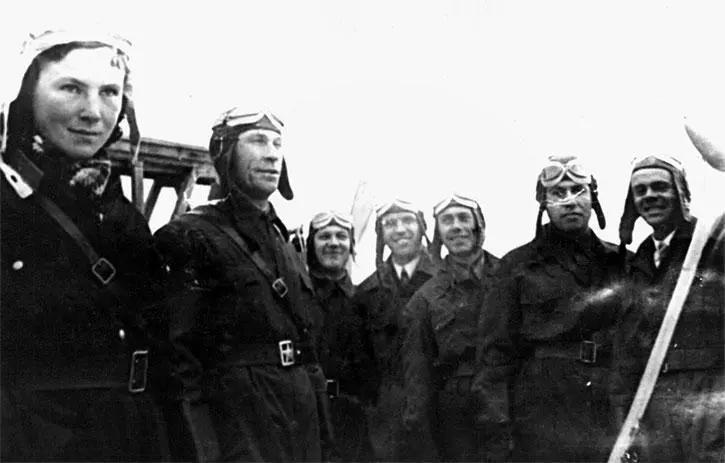 Лиля Литвяк с курсантами в Московском аэроклубе Ок 1940 г Из коллекции - фото 13