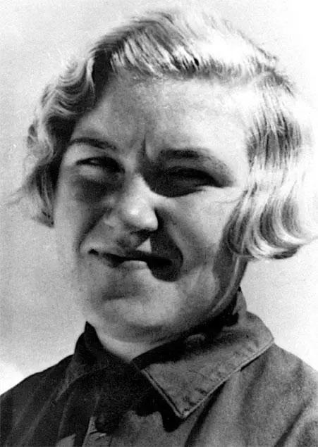Портрет летчицы Е Ф Прохоровой погибла 3 декабря 1942 г при сопровождении - фото 14