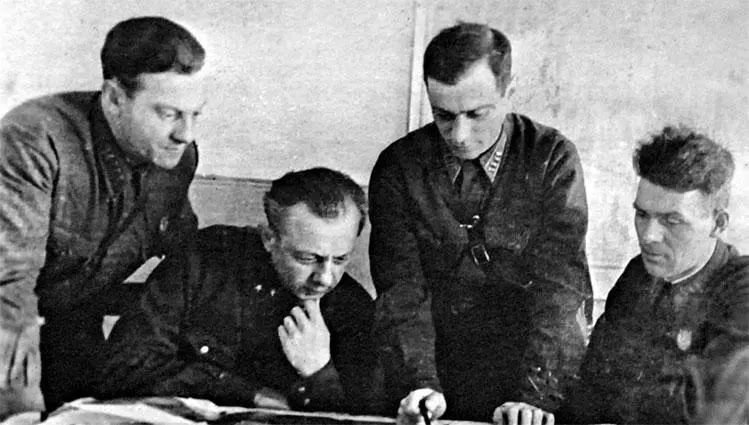 Иван Голышев справа 1941 г Фотография из коллекции Музея боевой славы при - фото 15
