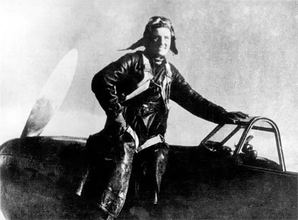 Катя Буданова у самолета Не позднее 1941 г Из коллекции Музея боевой славы - фото 16