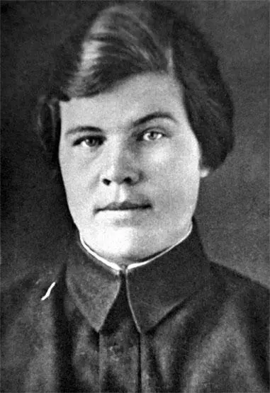 Комсорг Лена Лукина 1941 г Из личного архива Е И Лукиной Неизвестная - фото 18