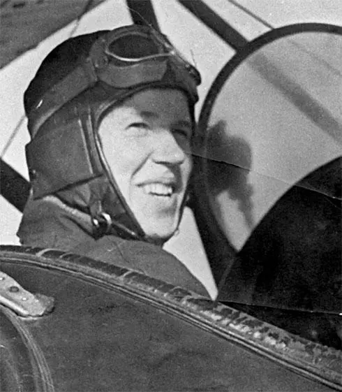 Анна Егорова в кабине У2 1941 или 1942 г Из личного архива Артема Драбкина - фото 23