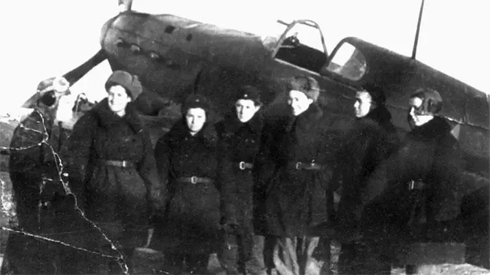 Лиля Литвяк стоит в профиль с девушкамимеханиками Валентина Краснощекова - фото 24