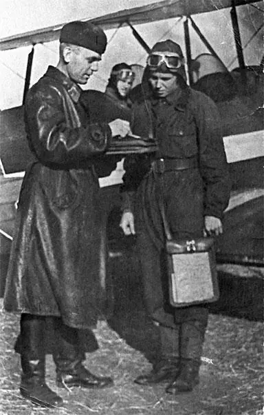 Анна Егорова рядом с самолетом У2 получение боевого задания Не позднее 1942 - фото 27