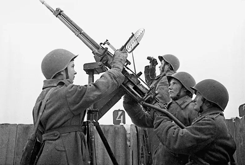 Комсомолки расчета зенитного орудия О Федоричева М Лысенкова и другие на - фото 34