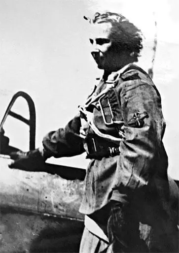 Лиля Литвяк у самолета Як Миусфронт лето 1943 г Из коллекции Музея боевой - фото 43