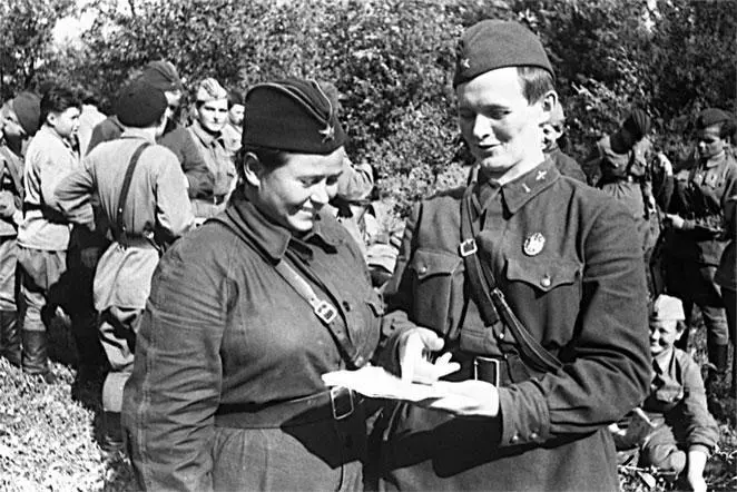 Евдокия Рачкевич и Евдокия Бершанская Кавказ 1943 г Из коллекции РГАКФД - фото 45