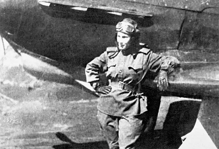 Лиля Литвяк у самолета Як 1942 или 1943 г Из коллекции Музея боевой славы - фото 53
