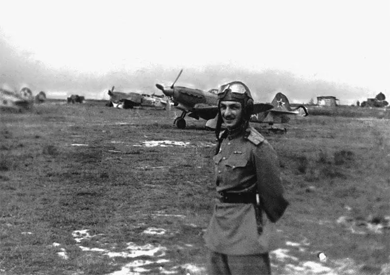 Степан Микоян на аэродроме истребителей 1944 г Из личного архива С А - фото 57
