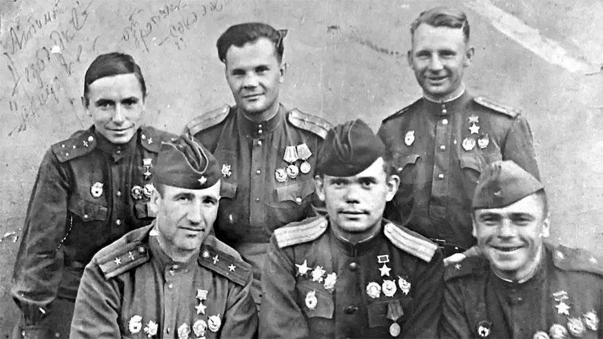 Летчики Герои Советского Союза 268й гвардейской авиадивизии 1944 или 1945 г - фото 58