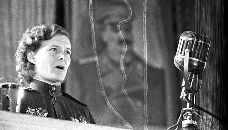 Евдокия Бершанская послевоенная фотография На заднем плане портрет Сталина - фото 62