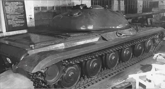 Общий вид деревянного макета танка Объект 770 в натуральную величину 1956 г - фото 137