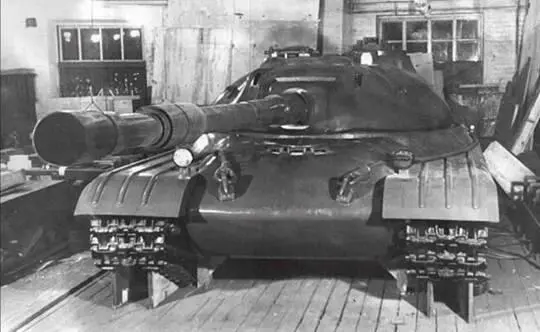 Общий вид деревянного макета танка Объект 770 в натуральную величину 1956 г - фото 138
