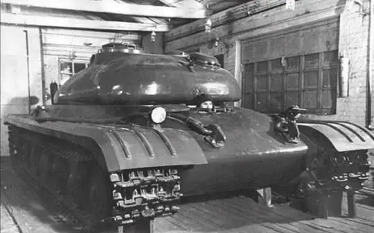 Общий вид деревянного макета танка Объект 770 в натуральную величину 1956 г - фото 139