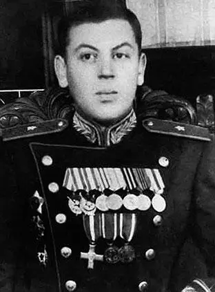 Рекордсменом среди советского генералитета разумеется был Василий Сталин - фото 65