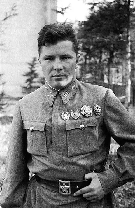 Настоящий сталинский сокол Всего за два года Кравченко из старших лейтенантов - фото 68