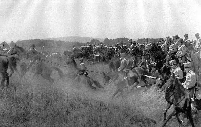 Красота И вот грянул 1914 год все гусарыкирасиры попрыгали в седла - фото 158