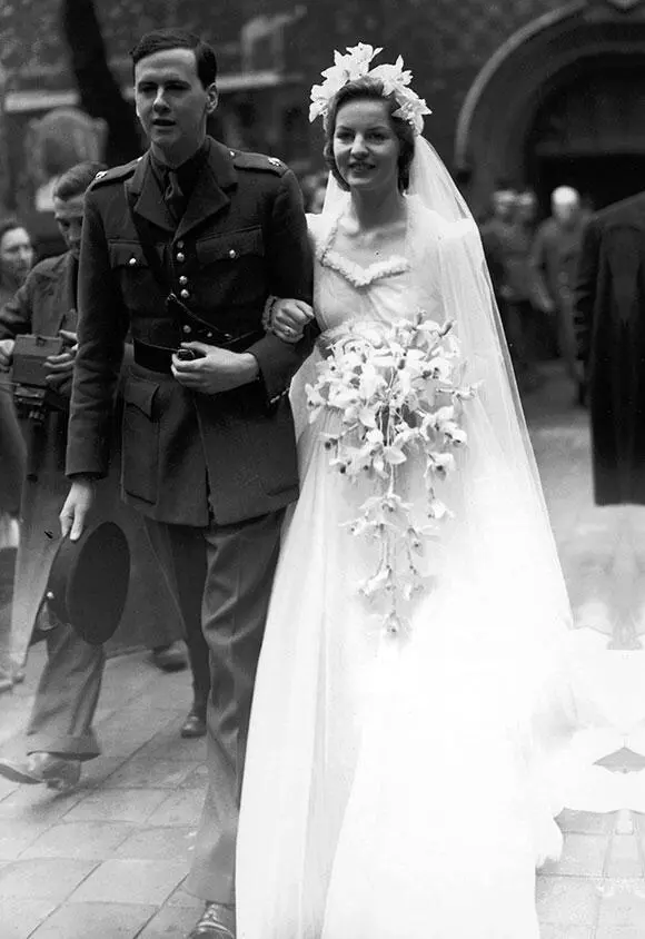 Молодожены 1941 года Дебора политикой не интересовалась В 1937 году тоже - фото 213