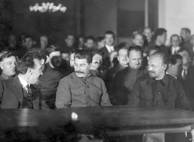 Сталин с Рыковым слева и Бухариным справа Декабрь 1927 г Через несколько - фото 8