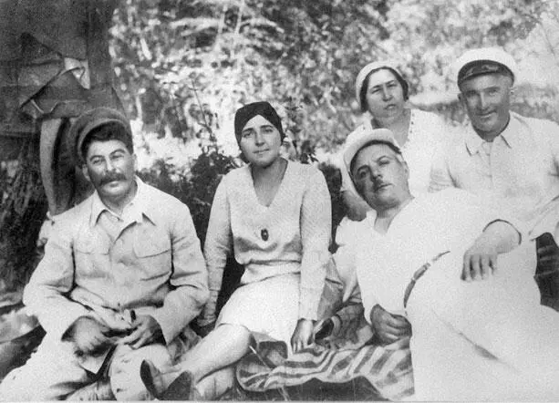 Сталин с женой Надеждой Аллилуевой и Ворошилов с женой Екатериной на юге 1932 - фото 13