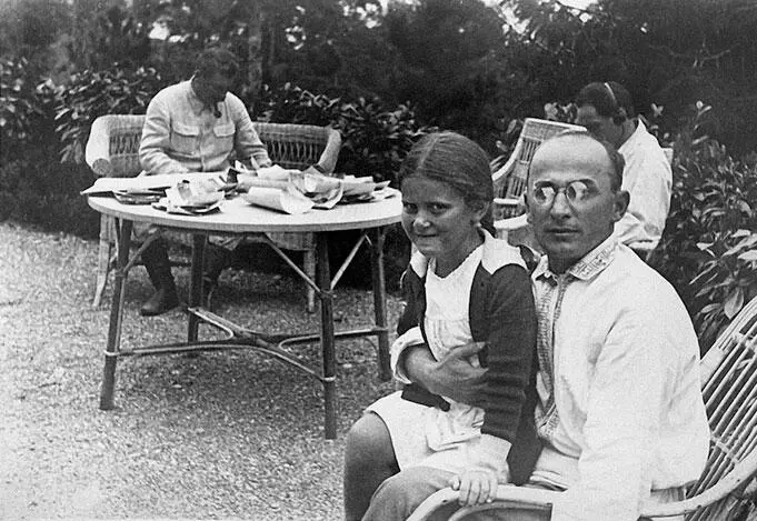 Сталин Берия и дочь Сталина Светлана на юге 1933 г Берия руководитель - фото 14
