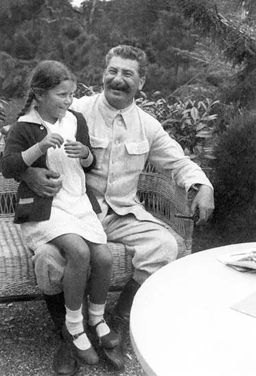 Любящий отец Сталин с дочерью Светланой 1933 г Ближняя дача Сталина Сюда - фото 15