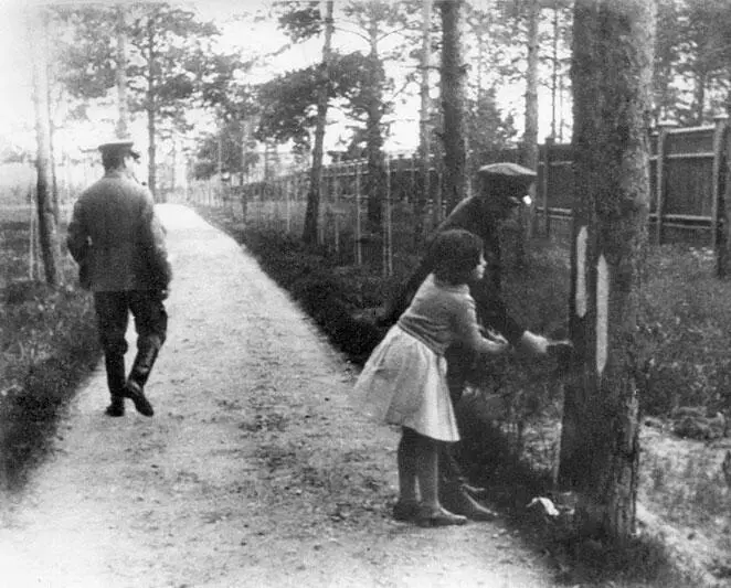 Дачные будни Нечастая встреча семьи Середина 1930х гг Слева направо сын - фото 17