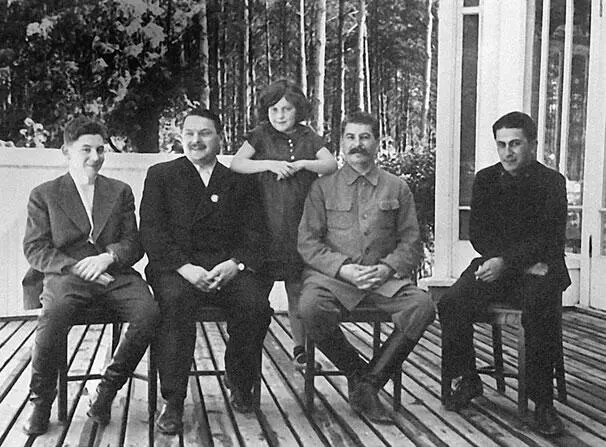 Нечастая встреча семьи Середина 1930х гг Слева направо сын Сталина Василий - фото 18